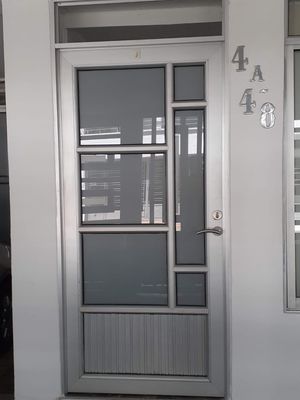 Puerta de ingreso en aluminio y vidrio - Vidrería El Cristal