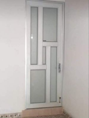 Puerta de aluminio blanco con paneles de vidrio - Vidrería El Cristal