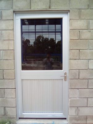 Puerta de aluminio blanco con vidrio superior - Vidrería El Cristal
