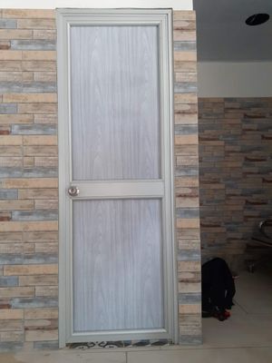 Puerta de aluminio con acabado tipo madera - Vidrería El Cristal