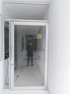 Puerta de vidrio templado con logo corporativo - Vidrería El Cristal