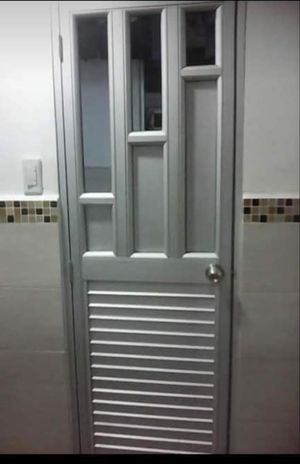 Puerta de aluminio con persiana y vidrio - Vidrería El Cristal