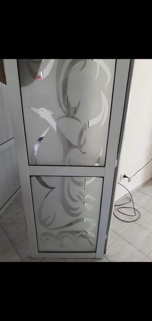 Puerta de aluminio con diseño de cisne en vidrio arenado - Vidrería El Cristal