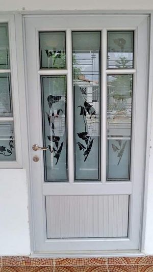 Puerta de aluminio con vidrio arenado decorativo - Vidrería El Cristal