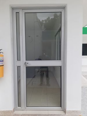 Puerta de oficina en aluminio gris y vidrio - Vidrería El Cristal