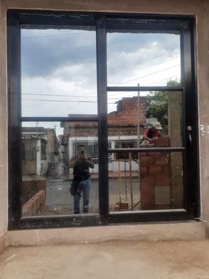 Ventana corrediza de aluminio negro - Vidrería El Cristal