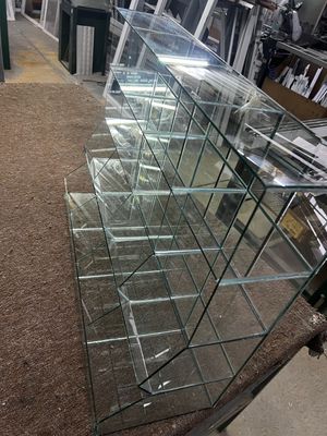 Vitrina de vidrio para exposición angular - Vidrería El Cristal