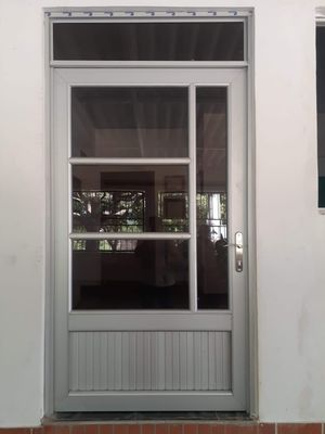 Puerta sencilla de aluminio y vidrio - Vidrería El Cristal